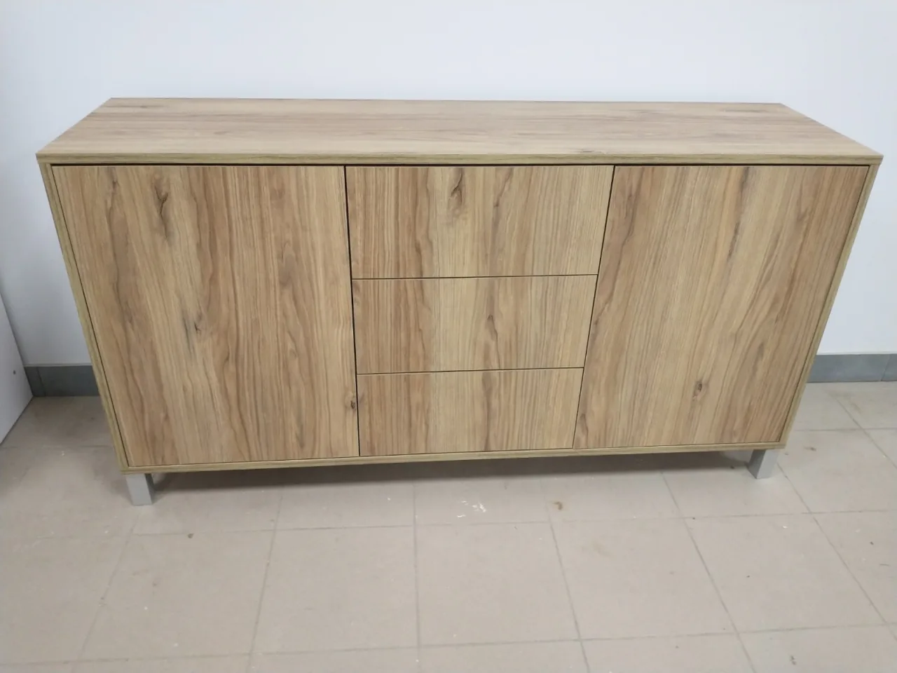 Komoda WRL z drewnianymi frontami w salonie