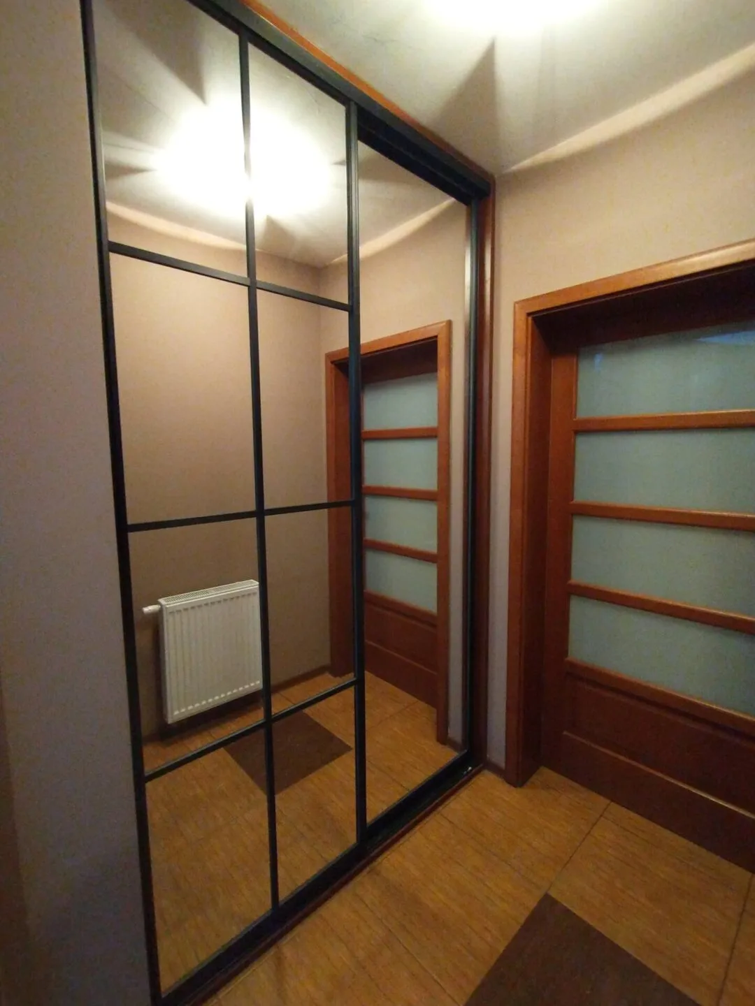 Szafa WRL z drzwiami przesuwnymi i lustrem
